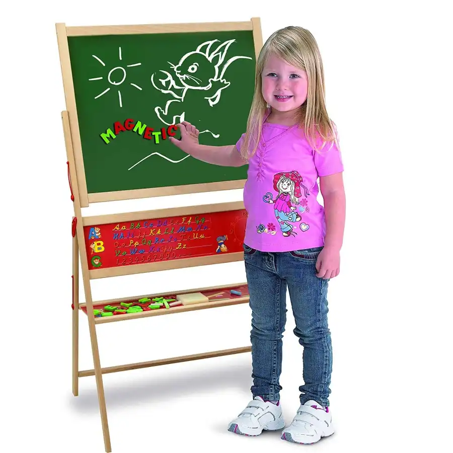 Tableau Noir à Craie Magnétique Avec Lettres De L'alphabet En Bois Sur La  Table Espace De Copie Pour La Conception Ou Ajouter Un Message Texte  Concept D'éducation